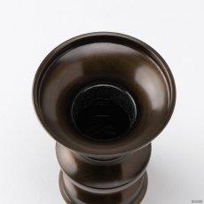画像3: 仏具 花立 鍋丁色 3.0寸 真鍮製 受け皿付 （生花・常花用 仏壇用 伝統仏具 国産品 高岡鋳物 地花立 花器 花瓶） (3)
