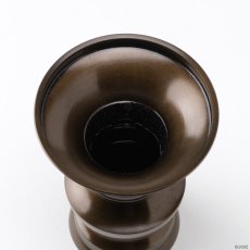 画像3: 仏具 花立 鍋丁色 3.5寸 真鍮製 受け皿付 （生花・常花用 仏壇用 伝統仏具 国産品 高岡鋳物 地花立 花器 花瓶） (3)