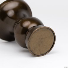 画像2: 仏具 花立 鍋丁色 4.0寸 真鍮製 受け皿付 （生花・常花用 仏壇用 伝統仏具 国産品 高岡鋳物 地花立 花器 花瓶） (2)