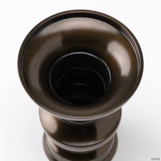 画像3: 仏具 花立 鍋丁色 4.0寸 真鍮製 受け皿付 （生花・常花用 仏壇用 伝統仏具 国産品 高岡鋳物 地花立 花器 花瓶） (3)