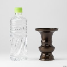 画像6: 仏具 花立 鍋丁色 4.0寸 真鍮製 受け皿付 （生花・常花用 仏壇用 伝統仏具 国産品 高岡鋳物 地花立 花器 花瓶） (6)