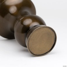 画像2: 仏具 花立 鍋丁色 5.0寸 真鍮製 受け皿付 （生花・常花用 仏壇用 伝統仏具 国産品 高岡鋳物 地花立 花器 花瓶） (2)