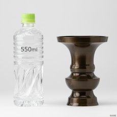 画像6: 仏具 花立 鍋丁色 5.0寸 真鍮製 受け皿付 （生花・常花用 仏壇用 伝統仏具 国産品 高岡鋳物 地花立 花器 花瓶） (6)