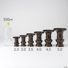 画像8: 仏具 花立 鍋丁色 5.0寸 真鍮製 受け皿付 （生花・常花用 仏壇用 伝統仏具 国産品 高岡鋳物 地花立 花器 花瓶） (8)