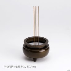 画像2: 仏具 線香立て 鍋丁色 2.5寸 真鍮製 灰付 （香炉 机上香炉 前香炉 仏壇 仏具 伝統仏具 線香 国産品 高岡鋳物 色付） (2)