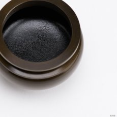 画像3: 仏具 線香立て 鍋丁色 2.5寸 真鍮製 灰付 （香炉 机上香炉 前香炉 仏壇 仏具 伝統仏具 線香 国産品 高岡鋳物 色付） (3)