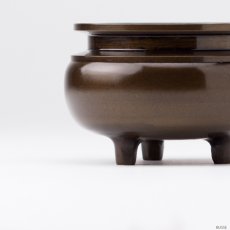 画像4: 仏具 線香立て 鍋丁色 2.5寸 真鍮製 灰付 （香炉 机上香炉 前香炉 仏壇 仏具 伝統仏具 線香 国産品 高岡鋳物 色付） (4)