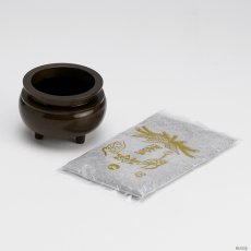 画像5: 仏具 線香立て 鍋丁色 2.5寸 真鍮製 灰付 （香炉 机上香炉 前香炉 仏壇 仏具 伝統仏具 線香 国産品 高岡鋳物 色付） (5)