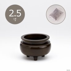 画像1: 仏具 線香立て 鍋丁色 2.5寸 真鍮製 灰付 （香炉 机上香炉 前香炉 仏壇 仏具 伝統仏具 線香 国産品 高岡鋳物 色付） (1)