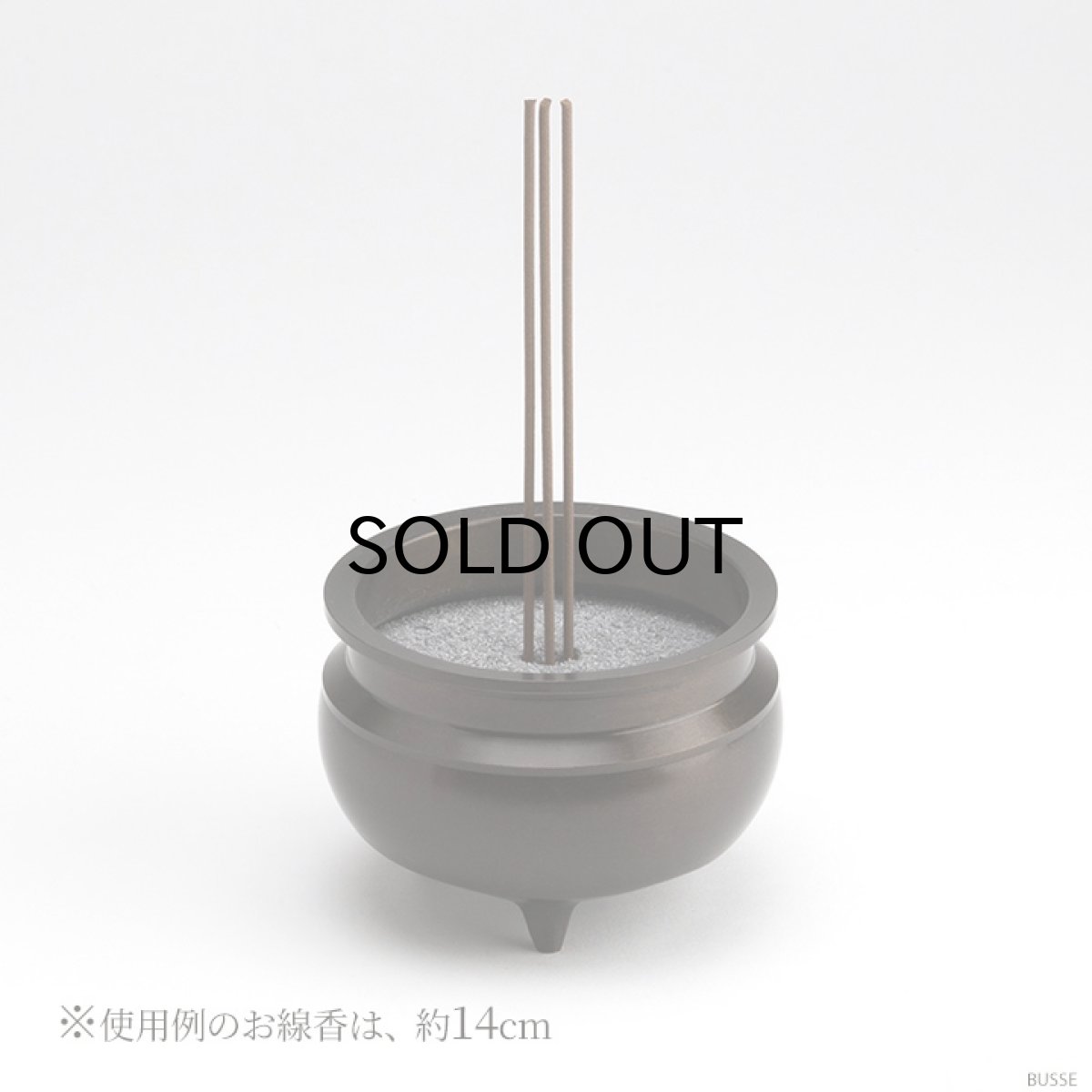 画像2: 仏具 線香立て 鍋丁色 3.0寸 真鍮製 灰付 （香炉 机上香炉 前香炉 仏壇 仏具 伝統仏具 線香 国産品 高岡鋳物 色付） (2)