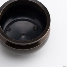 画像3: 仏具 線香立て 鍋丁色 3.0寸 真鍮製 灰付 （香炉 机上香炉 前香炉 仏壇 仏具 伝統仏具 線香 国産品 高岡鋳物 色付） (3)