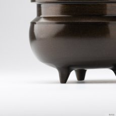 画像4: 仏具 線香立て 鍋丁色 3.0寸 真鍮製 灰付 （香炉 机上香炉 前香炉 仏壇 仏具 伝統仏具 線香 国産品 高岡鋳物 色付） (4)