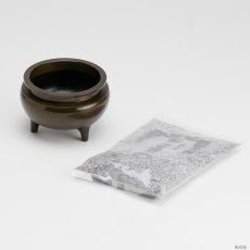 画像5: 仏具 線香立て 鍋丁色 3.0寸 真鍮製 灰付 （香炉 机上香炉 前香炉 仏壇 仏具 伝統仏具 線香 国産品 高岡鋳物 色付） (5)