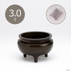 画像1: 仏具 線香立て 鍋丁色 3.0寸 真鍮製 灰付 （香炉 机上香炉 前香炉 仏壇 仏具 伝統仏具 線香 国産品 高岡鋳物 色付） (1)