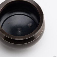 画像3: 仏具 線香立て 鍋丁色 3.5寸 真鍮製 灰付 （香炉 机上香炉 前香炉 仏壇 仏具 伝統仏具 線香 国産品 高岡鋳物 色付） (3)