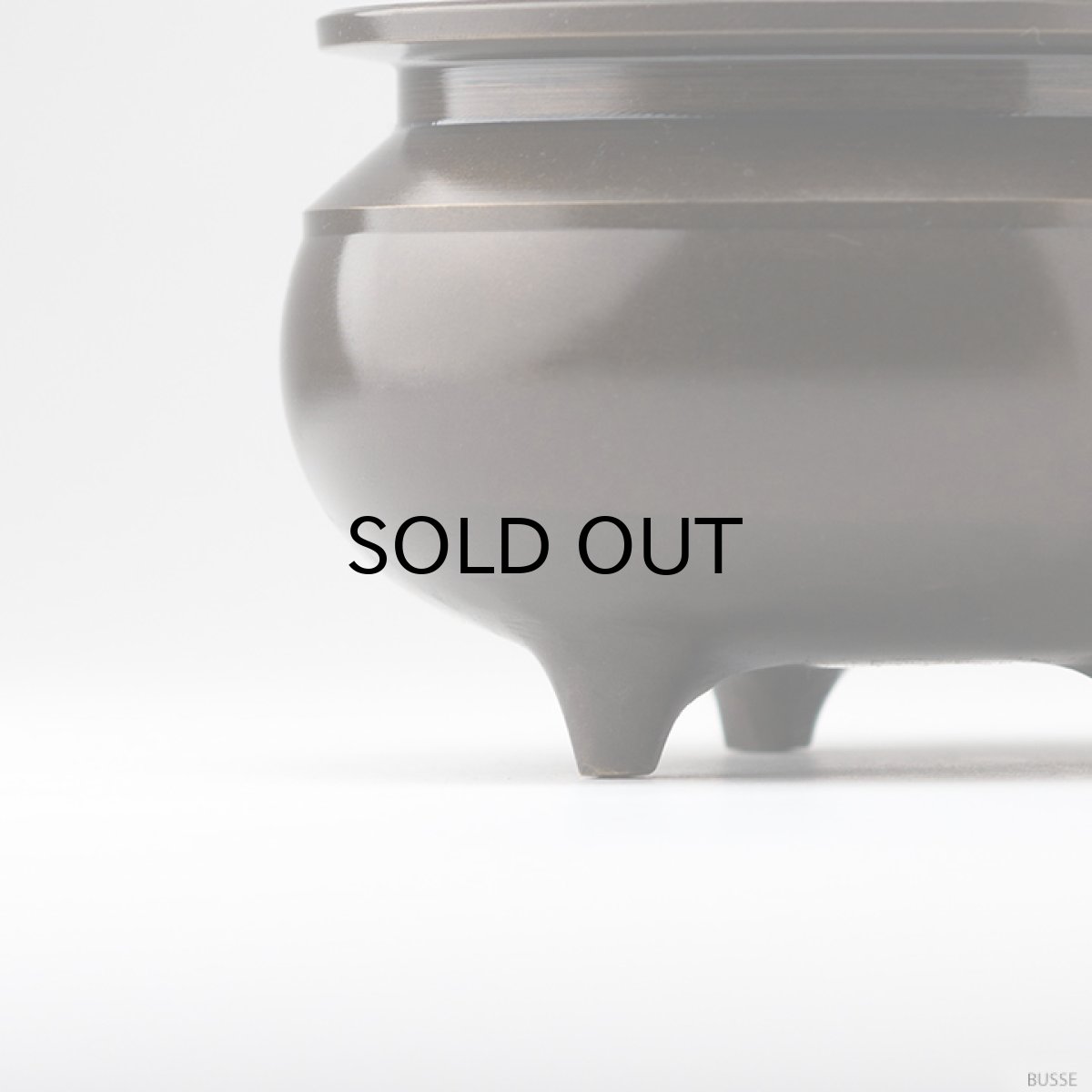 画像4: 仏具 線香立て 鍋丁色 3.5寸 真鍮製 灰付 （香炉 机上香炉 前香炉 仏壇 仏具 伝統仏具 線香 国産品 高岡鋳物 色付） (4)