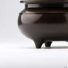画像4: 仏具 線香立て 鍋丁色 3.5寸 真鍮製 灰付 （香炉 机上香炉 前香炉 仏壇 仏具 伝統仏具 線香 国産品 高岡鋳物 色付） (4)
