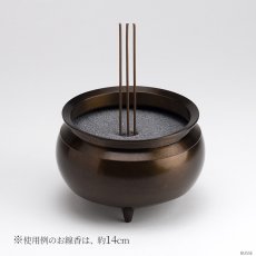 画像2: 仏具 線香立て 鍋丁色 4.0寸 真鍮製 灰付 （香炉 机上香炉 前香炉 仏壇 仏具 伝統仏具 線香 国産品 高岡鋳物 色付） (2)