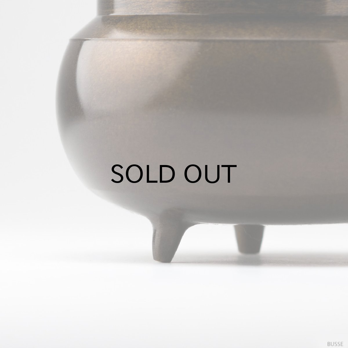 画像4: 仏具 線香立て 鍋丁色 4.0寸 真鍮製 灰付 （香炉 机上香炉 前香炉 仏壇 仏具 伝統仏具 線香 国産品 高岡鋳物 色付） (4)