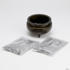画像5: 仏具 線香立て 鍋丁色 4.0寸 真鍮製 灰付 （香炉 机上香炉 前香炉 仏壇 仏具 伝統仏具 線香 国産品 高岡鋳物 色付） (5)