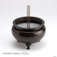 画像2: 仏具 線香立て 鍋丁色 4.5寸 真鍮製 灰付 （香炉 机上香炉 前香炉 仏壇 仏具 伝統仏具 線香 国産品 高岡鋳物 色付） (2)