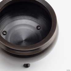 画像3: 仏具 線香立て 鍋丁色 4.5寸 真鍮製 灰付 （香炉 机上香炉 前香炉 仏壇 仏具 伝統仏具 線香 国産品 高岡鋳物 色付） (3)