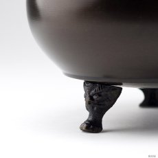 画像4: 仏具 線香立て 鍋丁色 4.5寸 真鍮製 灰付 （香炉 机上香炉 前香炉 仏壇 仏具 伝統仏具 線香 国産品 高岡鋳物 色付） (4)