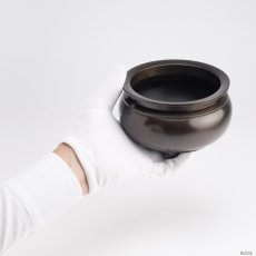 画像8: 仏具 線香立て 鍋丁色 4.5寸 真鍮製 灰付 （香炉 机上香炉 前香炉 仏壇 仏具 伝統仏具 線香 国産品 高岡鋳物 色付） (8)