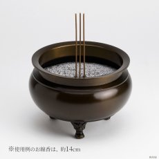 画像2: 仏具 線香立て 鍋丁色 5.0寸 真鍮製 灰付 （香炉 机上香炉 前香炉 仏壇 仏具 伝統仏具 線香 国産品 高岡鋳物 色付） (2)