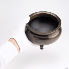 画像9: 仏具 線香立て 鍋丁色 5.0寸 真鍮製 灰付 （香炉 机上香炉 前香炉 仏壇 仏具 伝統仏具 線香 国産品 高岡鋳物 色付） (9)