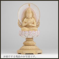 画像14: 仏像 大日如来 座像 柘植製 丸座 2寸 金泥書 さくら色 淡彩色 真言宗 /総柘植 つげ ツゲ ２寸 2.0寸 ２．０寸 二寸 丸台座 丸台 蓮華座 丸光背 円光背 仏壇用 御本尊 ピンク 桜色 (14)