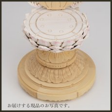 画像17: 仏像 釈迦如来 座像 柘植製/ツゲ 丸座 2寸 金泥書 淡彩色 さくら色 曹洞宗・臨済宗・天台宗 /つげ ２寸 2.0寸 ２．０寸 二寸 丸台座 丸台 蓮華座 仏壇用 ご本尊 ピンク 桜色 (17)