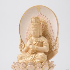 画像3: 仏像 大日如来 座像 柘植製 丸座 1.8寸 金泥書 淡彩色 さくら色 真言宗 /総柘植 つげ ツゲ １．８寸 1寸8分 １寸８分 丸台座 丸台 蓮華座 丸光背 円光背 仏壇用 御本尊 ピンク 桜色 (3)