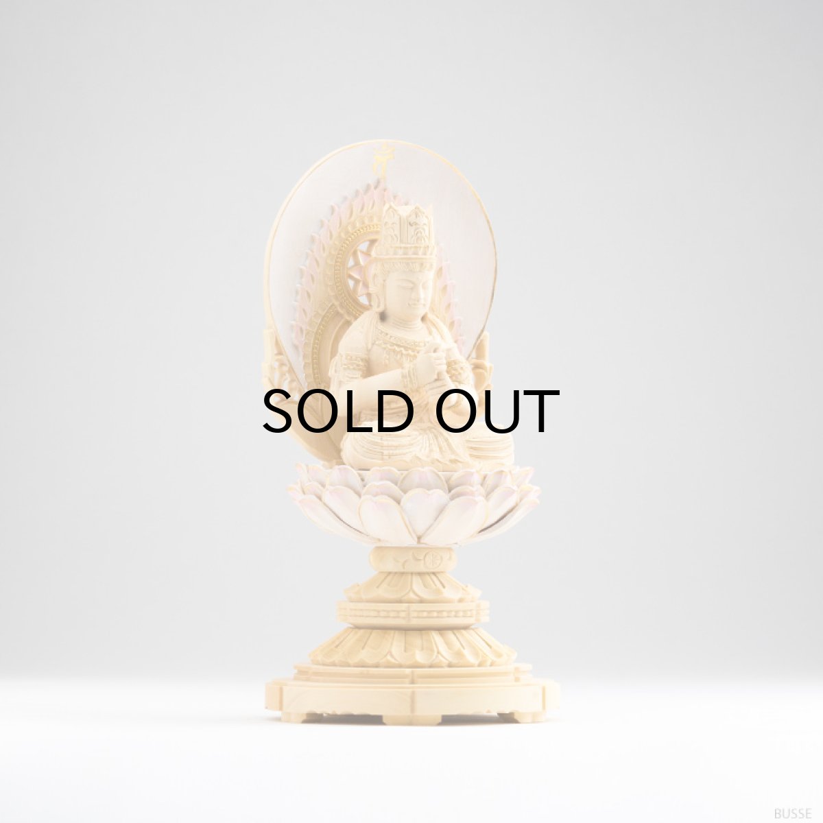 画像2: 仏像 大日如来 座像 柘植製 丸座 2寸 金泥書 さくら色 淡彩色 真言宗 /総柘植 つげ ツゲ ２寸 2.0寸 ２．０寸 二寸 丸台座 丸台 蓮華座 丸光背 円光背 仏壇用 御本尊 ピンク 桜色 (2)