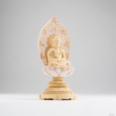 画像2: 仏像 釈迦如来 座像 柘植製/ツゲ 丸座 1.8寸 金泥書 淡彩色 さくら色 曹洞宗・臨済宗・天台宗 /つげ １．８寸 1寸8分 １寸８分 丸台座 丸台 蓮華座 仏壇用 ご本尊 ピンク 桜色 (2)