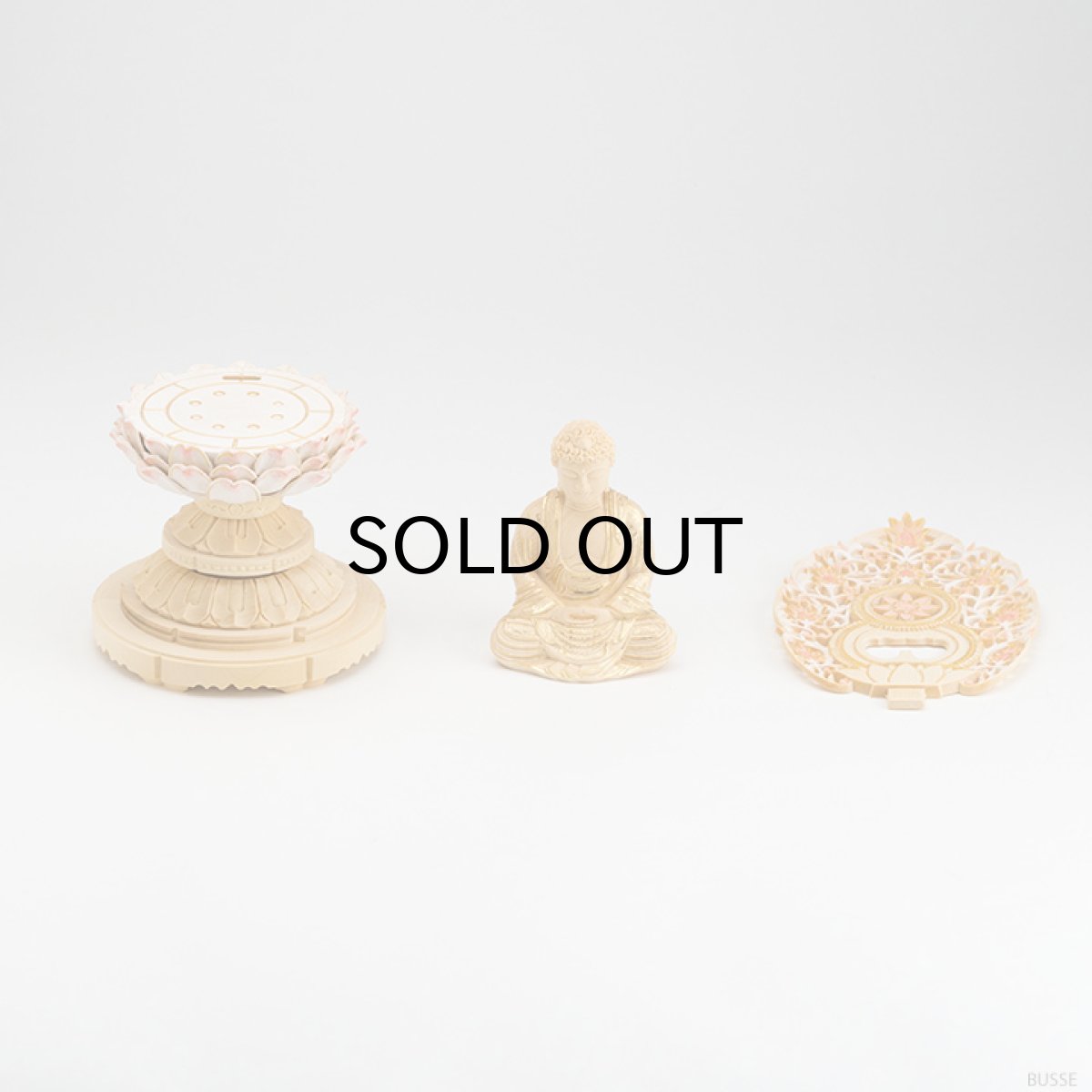 画像10: 仏像 釈迦如来 座像 柘植製/ツゲ 丸座 2寸 金泥書 淡彩色 さくら色 曹洞宗・臨済宗・天台宗 /つげ ２寸 2.0寸 ２．０寸 二寸 丸台座 丸台 蓮華座 仏壇用 ご本尊 ピンク 桜色 (10)