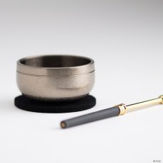 画像2: おりんセット 夢想りん 朧銀色 1.8寸 / 2.0寸 リン棒付き(おりん 仏具 おしゃれ ミニ モダン 夢想リン おリン 仏壇用 手元供養 銀色 シルバー 銀バレル) (2)